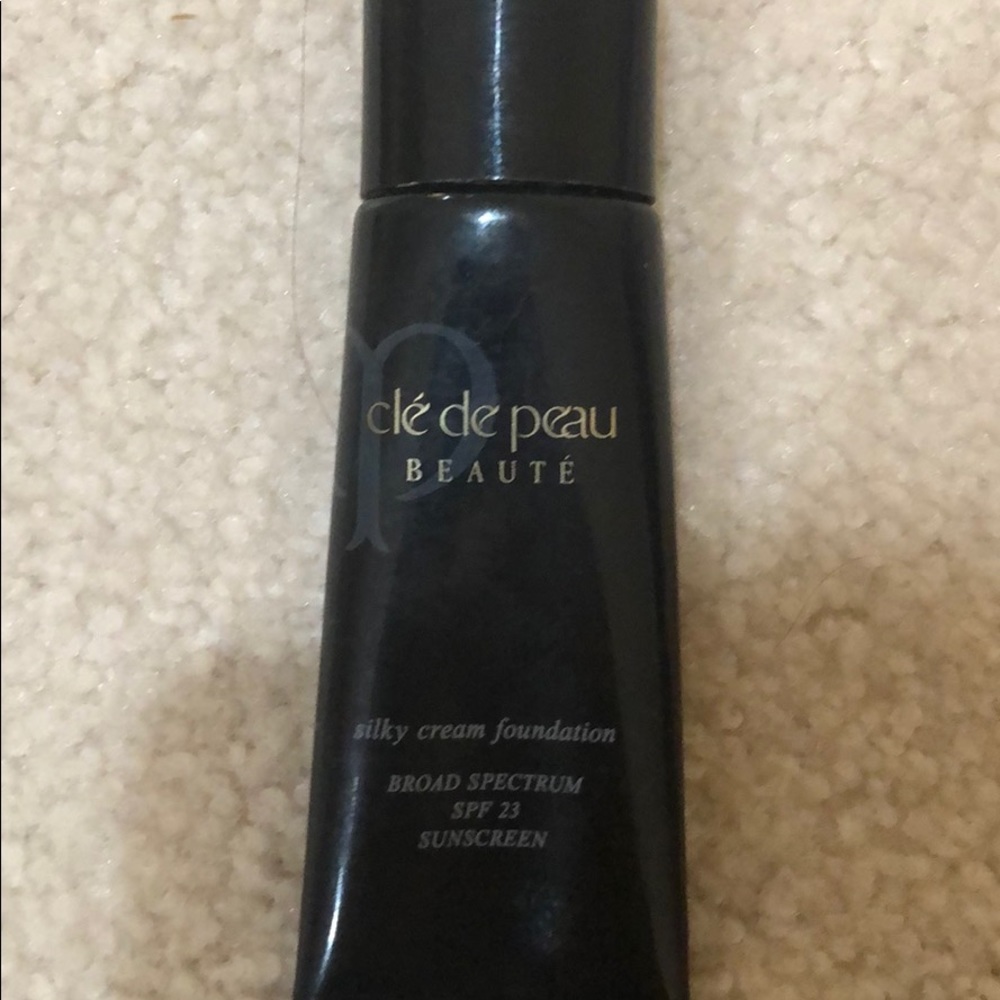 CLE DE PEAU Foundation